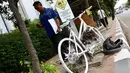 Pejalan kaki melintasi monumen sepeda putih di sebuah tiang kawasan Jenderal Gatot Subroto, Jakarta, Senin (12/3). Monumen itu sebagai peringatan kepada pengguna jalan untuk saling berbagi dan menghormati di jalan. (Liputan6.com/Immanuel Antonius)