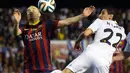 Pemain Barcelona, Andres Iniesta (kiri) berebut penguasaan bola atas dari Angel Di Maria (Real Madrid) pada laga final Piala Raja, di stadion Mestalla, Valencia (17/4/2014). (REUTERS/Albert Gea)
