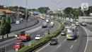 Sejumlah kendaraan melintasi ruas Tol Jagorawi, Jakarta, Rabu (22/4/2020). Mulai 24 April 2020, pemerintah akan memberikan sanksi bagi warga yang nekat keluar masuk wilayah Jabodetabek dan wilayah zona merah virus corona COVID-19. (merdeka.com/Iqbal S. Nugroho)