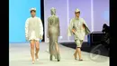 Model memperagakan salah satu dari 28 koleksi terbaru desainer  Ivan Gunawan yang bertema "Thalassa" pada ajang Indonesia Fashion Week 2015 di JCC Senayan, Jakarta, Kamis (26/2). (Liputan6.com/Panji Diksana)