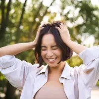 Perawatan kulit kepala untuk menghindari ketombe. (foto: benzoix/freepik)