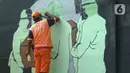 Petugas PSSU Kelurahan Bukit Duri membuat mural bertemakan COVID-19 di kawasan Manggarai, Bukit Duri, Jakarta, Jumat (28/8/2020). Mural tersebut dibuat untuk meningkatkan kepatuhan masyarakat akan protokol kesehatan karena kasus COVID-19 nasional terus meningkat. (merdeka.com/Imam Buhori)