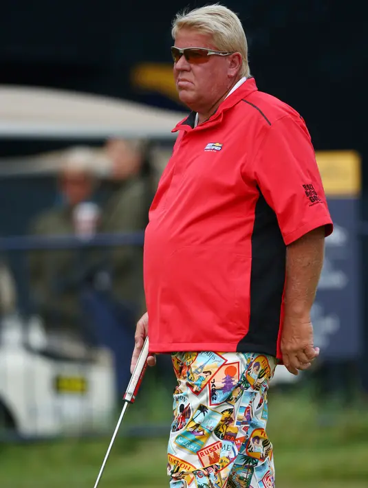 Pegolf AS, John Daly mengenakan celana penuh corak dan berwarni-warni selama sesi latihan di Southport, Inggris, 19 Juli 2017. Celana yang digunakan pegolf tersebut bergambar tempat rekreasi dari sejumlah negara. (REUTERS/Hannah McKay)