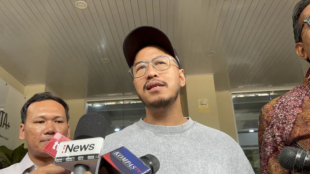 Komika Pandji Pragiwaksono di Polda Metro Jaya, Kamis (9/4/2026) (Liputan6.com/Ady Anugrahadi)