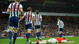Striker Arsenal, Olivier Giroud, terjatuh setelah gagal memanfaatkan peluang di depan gawang West Bromwich Albion pada lanjutan Liga Inggris di Stadion Emirates, London, Jumat (22/4/2016) dini hari WIB. (AFP/Glyn Kirk)