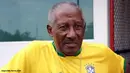 Rekor pemain tertua Brasil yang bermain di Piala Dunia hingga kini masih dipegang oleh Djalma Santos, eks bek kanan Brasil yang bermain di Piala Dunia 1966 di Inggris dalam usia 37 tahun yang telah wafat pada 24 Juli 2013 silam.  (esportes.terra.com)