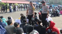 Tim Elang Cisadane Polres Metro Tangerang Kota mengamankan 243 remaja yang tengah mengadakan sahur on the road (SOTR). Mereka kedapatan membawa senjata tajam berbagai jenis (Liputan6.com/Pramitha)
