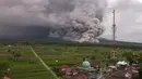Pihak berwenang terus memantau aktivitas gunung dan memberikan informasi terkini melalui situs resmi seperti PVMBG dan BNPB agar masyarakat tetap waspada dan siaga. Tampak sebuah foto udara memperlihatkan aliran piroklastik selama letusan Gunung Semeru di Lumajang, Jawa Timur, pada Rabu 19 November 2025. (Agus Harianto/AFP)