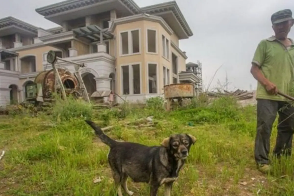 Kisah Kakek Tua Penjaga Vila Hantu dan Anjingnya