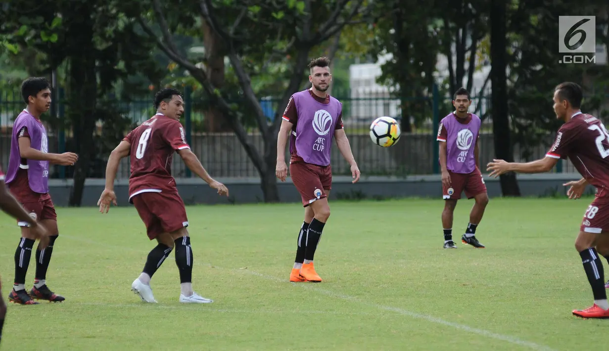 Pemain asing Persija, Marko Simic (tengah) saat latihan resmi di Lapangan A Senayan, Jakarta, Selasa (27/2). Persija akan menjamu Tampines Rovers FC pada laga grup H Piala AFC 2018, Rabu (28/2). (Liputan6.com/Helmi Fithriansyah)