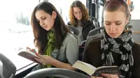 Saat ini kegiatan membaca buku sering kita lihat di berbagai tempat seperti transportasi umum maupun fasilitas umum. 