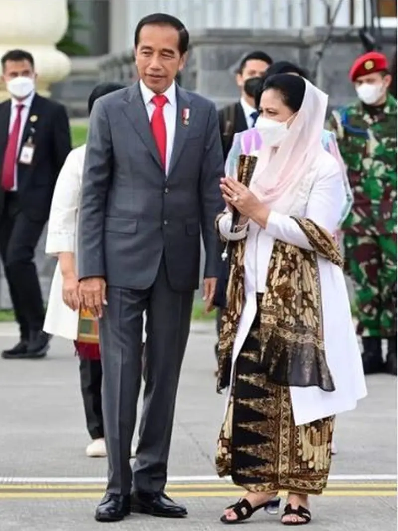 Iriana Berkebaya Putih dan Sandal Hermes Saat Dampingi Jokowi ke Kamboja