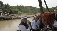Gubernur Jawa Barat Ridwan Kamil mengunjungi warga yang terdampak bencana banjir bandang di Desa Cimancak, Kecamatan Bayah, Kabupaten Lebak, Banten, Kamis (20/10/2022). (Foto: Biro Adpim Jabar)