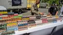 Seremoni pemusnahan dipimpin langsung Wali Kota Surabaya, Eri Cahyadi. (JUNI KRISWANTO/AFP)
