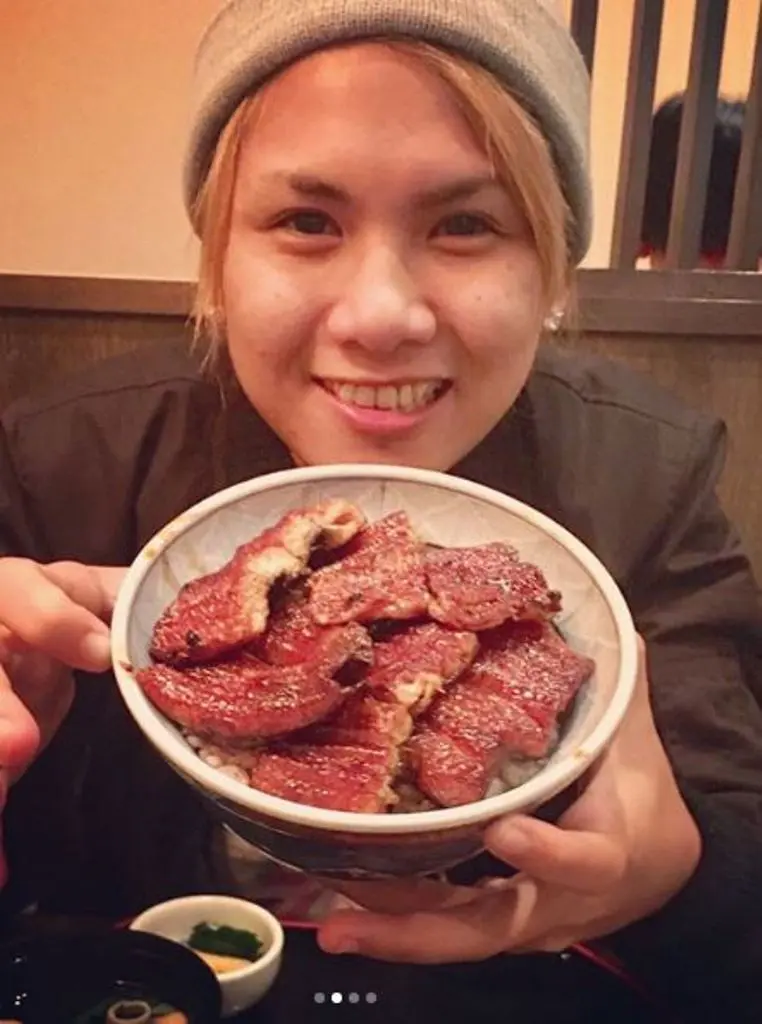 Istri Aming, Evelyn Nada Anjani menikmati makanan kesukaannya. [foto: instagram/ev0124]