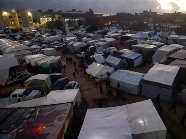 Warga Palestina yang mengungsi akibat pemboman Israel di Jalur Gaza terlihat di tenda-tenda di Kota Khan Younis, Rabu (13/12/2023). Serangan Israel mulai menargetkan kota utama di selatan Gaza, yaitu Khan Younis dan Rafah. (AP Photo/Mohammed Dahman)