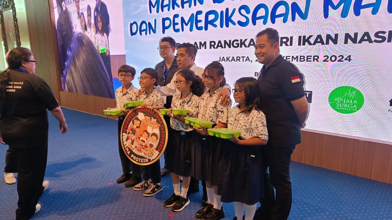Dirjen Penguatan Daya Saing Kementerian Kelautan dan Perikanan (KKP) Budi Sulistiyo dalam gelaran Makan Bergizi Ikan di Kantor Pusat KKP, Jakarta, Kamis (21/11/2024). (Sulaeman/Merdeka.com)