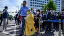 <p>Para tamu tiba menjelang pelantikan presiden baru Korea Selatan, Yoon Suk-yeol di Majelis Nasional di Seoul, Selasa (10/5/2022). Yoon Suk-yeol akan dilantik sebagai Presiden Korea Selatan untuk periode kepresidenan ke-20 pada hari Selasa ini. (ANTHONY WALLACE / AFP)</p>