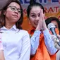 Saat itu Jennifer Dunn cukup sering melemparkan senyum. Bahkan, ia tampak memberikan salam dari jarak jauh kepada seseorang yang ia lihat. (Adrian Puta/Bintang.com)