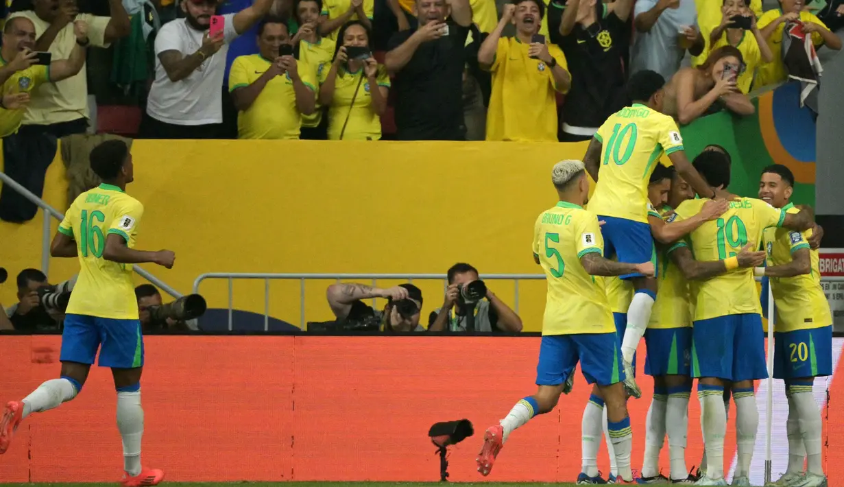 Brasil sukses mengalahkan Peru dengan skor telak 4-0. (NELSON ALMEIDA/AFP)