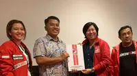 Adhe Bhakti bersama rombongan relawan, mengambil formulir calon wali kota semarang disambut langsung oleh Ketua DPD PSI Kota Semarang Melly Pangestu di Semarang. (Ist).