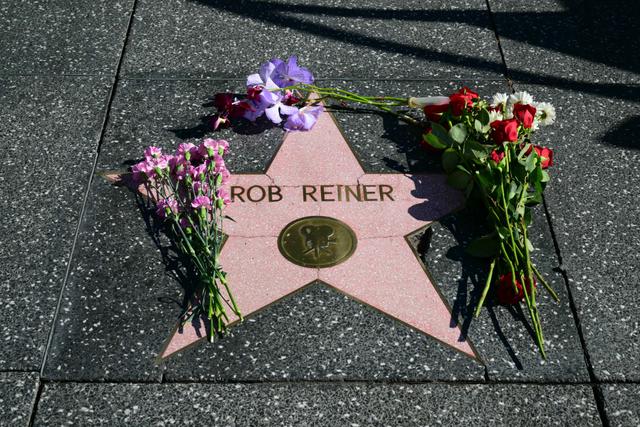 Bunga-bunga Kelilingi Hollywood Walk of Fame Rob Reiner