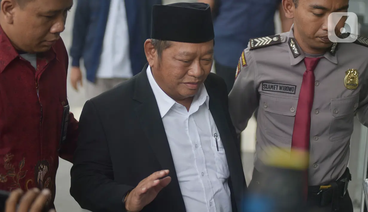 Bupati Sidoarjo Saiful Ilah (tengah) tiba di gedung KPK untuk menjalani pemeriksaan, Jakarta, Rabu (8/1/2020). Bupati Sidoarjo Saiful Ilah beserta beberapa orang lainnya terjaring operasi tangkap tangan (OTT) KPK yang diduga terkait pengadaan barang dan jasa. (merdeka.com/Dwi Narwoko)