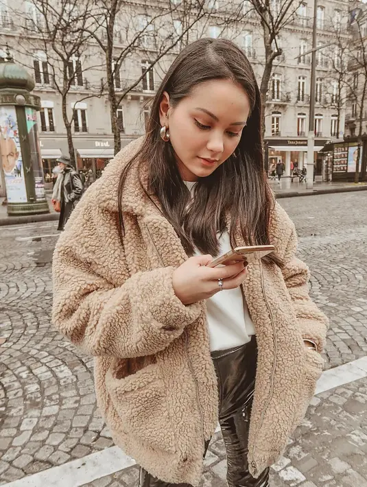 Koleksi baju hangat yang dipakai Alyssa kali ini berbahan bulu domba yang warnanya menggemaskan. Warna cokelat yang soft dan membuat paras Alyssa makin terlihat kece. (Instagram/alysssadaguise)