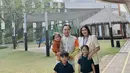 Melihat keluarga kecil Aliya Rajasa-Ibas dengan ketiga anaknya. Aliya Rajasa tampil elegan dengan blazer kuning, dipadu jeans hitam. [Foto: Instagram/ruby_26]