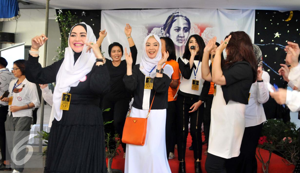 Yayasan Sahabat Kartini menggelar acara halal bihalal di Rutan Pondok Bambu, Jakarta, Senin (3/8/2015). Tampak Eddies Adelia ikut berjoget dalam acara tersebut. (Liputan6.com/Panji Diksana)