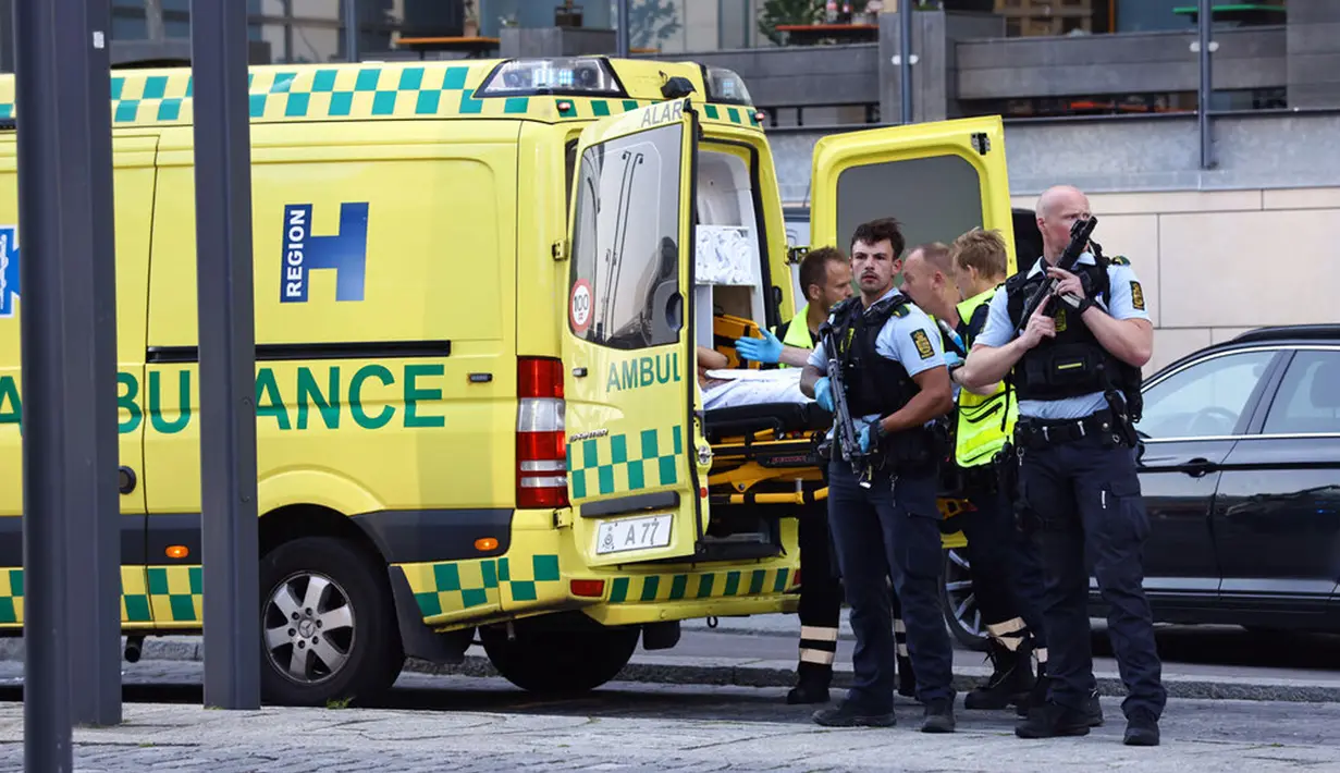 Sebuah ambulans dan polisi bersenjata berada di luar pusat perbelanjaan Field setelah penembakan, Orestad, Kopenhagen, Denmark, 3 Juli 2022. Tersangka ditangkap 13 menit setelah aparat mendapatkan panggilan darurat. (Olafur Steinar Gestsson /Ritzau Scanpix via AP)