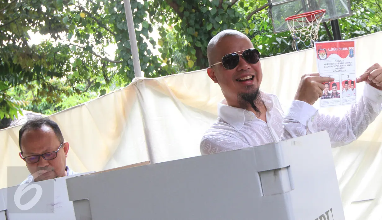 Ahmad Dhani saat memberikan suara di TPS 024 Pondok Pinang, Jakarta, Rabu (19/4). Dhani secara terbuka sampaikan pilih Anies Baswedan yang berpasangan dengan Sandiaga Uno. (Liputan6.com/Herman Zakharia)