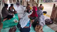 Kepala Polsek Siak Kecil berbincang dengan warga usai makan siang serta mengajak mewujudkan Pemilu damai. (Liputan6.com/M Syukur)