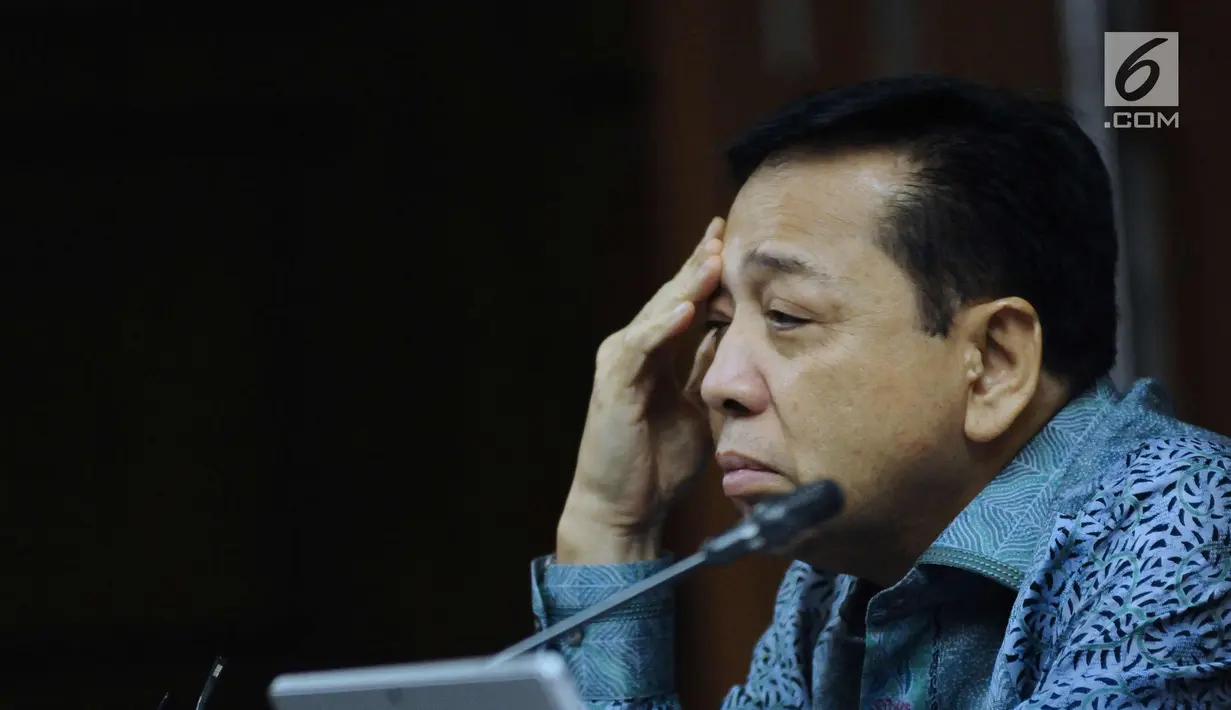 Terdakwa dugaan korupsi proyek e-KTP, Setya Novanto saat mendengar keterangan saksi Wakil Ketua MPR RI, Mahyudin pada sidang lanjutan di Pengadilan Tipikor, Jakarta, Kamis (15/3). Mahyudin saksi yang meringankan terdakwa. (Liputan6.com/Helmi Fithriansyah)