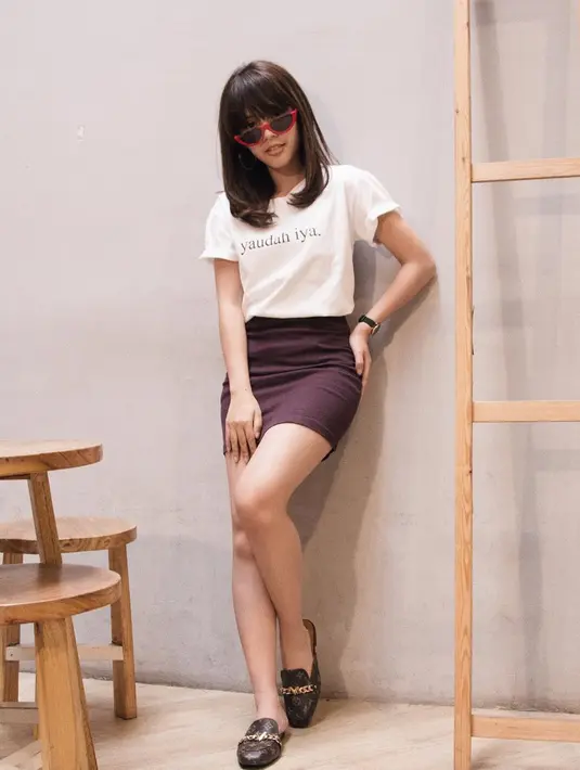 Enggak melulu berpenampilan tomboi, penampilan pemain film 'Coboy Junior The Movie' ini bisa terlihat feminin dengan rok dan kaus. Gayanya semakin ciamik dengan kacamata half frame bewarna hitam. (Liputan6.com/IG/@faynabilalxndr)