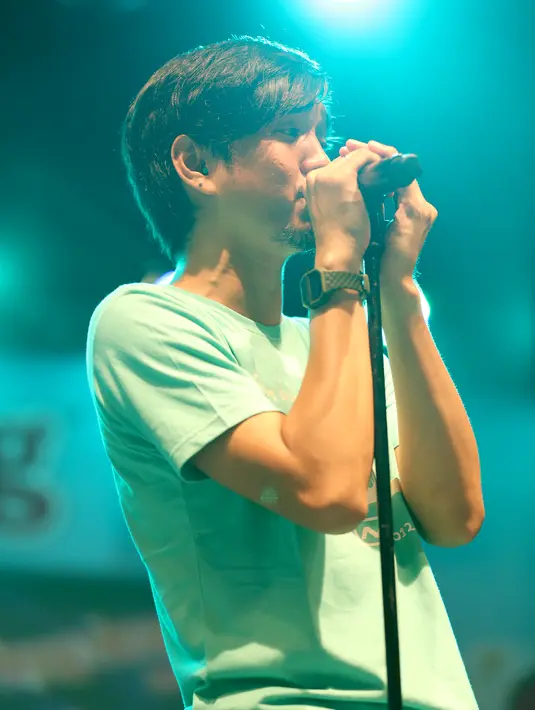 Duta dan kawan-kawan memang sempat mengalami keterlambatan saat tampil di panggung JakCloth, namun mereka tetap tampil memukau. Duta sang vokalis pun mengucapkan selamat tahun baru 2016 kepada para penonton. (Andy Masela/Bintang.com)