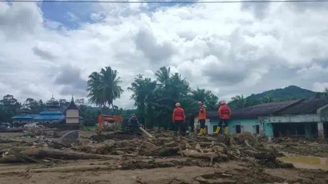 Alat berat sedang mencari korban yang hilang terdampak banjir bandang di Salareh Aia, Kecamatan Palembayan, Kabupaten Agam, Sumatera Barat (Sumbar).