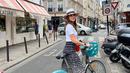 <p>Lewat Instagram @lunamaya, artis cantik ini mengunggah foto dirinya berpose saat menaiki sepeda berkeliling Kota Paris, Prancis. (Instagram/lunamaya)</p>