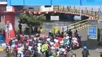Ribuan kendaraan baik sepeda motor dan mobil pribadi harus menunggu hingga 3 jam, sebelum masuk ke parkir manuver Pelabuhan Gilimanuk.