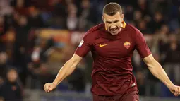 Hingga pekan ke-29 Serie A Italia, Edin Dzeko penyerang AS Roma menempatkan dirinya pada urutan kedua top scorer dengan koleksi 21 gol. (AP/Andrew Medichini)