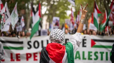 Pengunjuk rasa mengenakan bendera Palestina berunjuk rasa mendukung rakyat Palestina di Toulouse, Prancis, pada 11 September 2024. (Lionel BONAVENTURE/AFP)