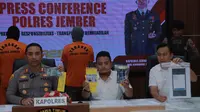 Kasat Reskrim Polres Jember, AKP Dika Hadiyan Widya Wiratama (Tengah) tunjukan barang bukti saat press Conference di Mapolres Jember (Istimewa)