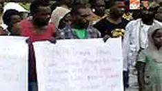 Ratusan warga Mimika, Papua, berunjuk rasa menuntut Bupati Mimika mundur dari jabatannya. Mereka merasa, pembangunan di daerah itu tidak lancar semenjak dipimpin Klemen Tinal.