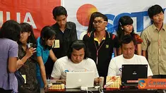 Peserta Citizen Jurnalism sedang mengunggah hasil pencarian berita