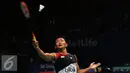 Tunggal putera Indonesia, Ihsan Maulana Mustofa mengembalikan bola ke arah pebulutangkis Inggris, Rajiv Ouseph di perempat final BCA Indonesia Open 2016, Jakarta, Jumat (3/6/2016). Ihsan unggul 17-21. 21-12, 21-12. (Liputan6.com/Helmi Fithriansyah)