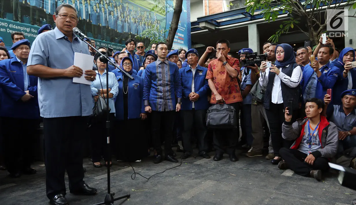 Ketua Umum Partai Demokrat Susilo Bambang Yudhoyono (SBY) memberi keterangan pers di DPP Partai Demokrat, Jakarta, Selasa (6/2). (Liputan6.com/JohanTallo)