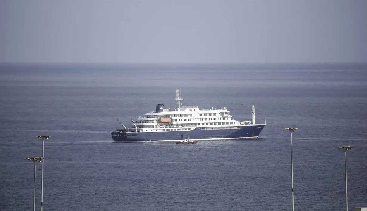 Sementara, virus Hanta, patogen mematikan yang umumnya berasal dari hewan pengerat, dikonfirmasi muncul di atas kapal tersebut. Tampak dalam foto, sebuah perahu ambulans mendekati pintu kemudi di sisi kanan kapal pesiar MV Hondius, saat kapal tersebut berhenti di lepas pelabuhan Praia, ibu kota Tanjung Verde, pada Selasa 5 Mei 2026. (Foto oleh AFP)