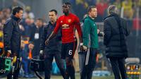 Gelandang Manchester United Paul Pogba mengalami cedera saat menjalani laga kontra Fenerbahce di Istanbul, Kamis (3/11/2016). (Reuters/Murad Sezer)