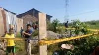 Halaman rumah tempat ayah membanting anak kandung hingga tewas di Makassar. (Liputan6.com/Eka Hakim)