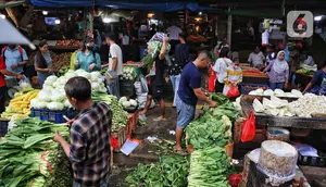 Di sisi lain, pemerintah diminta untuk tetap memastikan ketersediaan dan kestabilan harga bahan pokok (sembako), terutama jelang perayaan hari besar keagamaan. (Liputan6.com/Angga Yuniar)